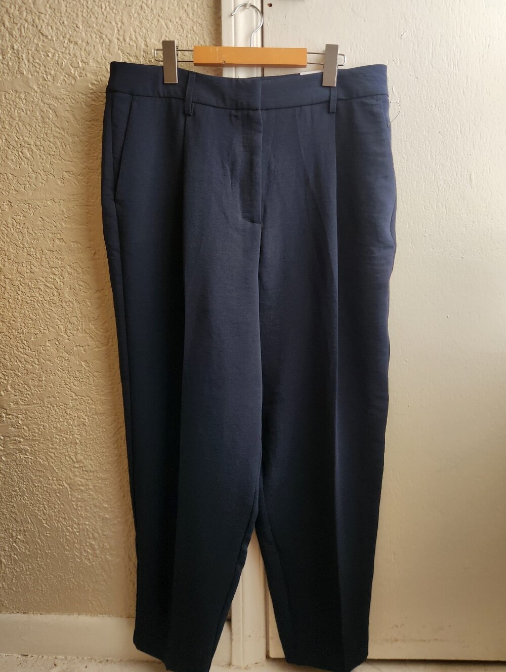 NWOT autres filles - Navy Tapered Crop Dress Pant